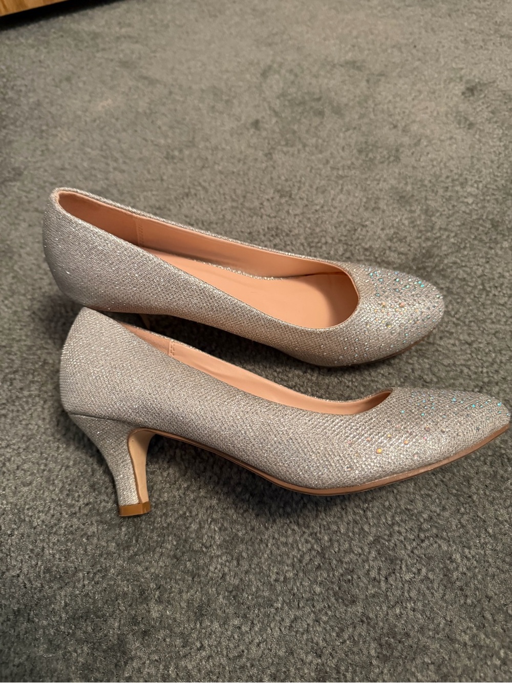 Elegant Women's Glitter Mid-Heel Pumps in Silver size 7.5